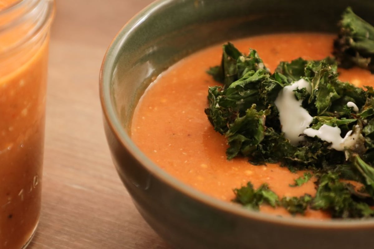 Suppe mit gerösteten Tomaten, Peperoni und Kichererbsen