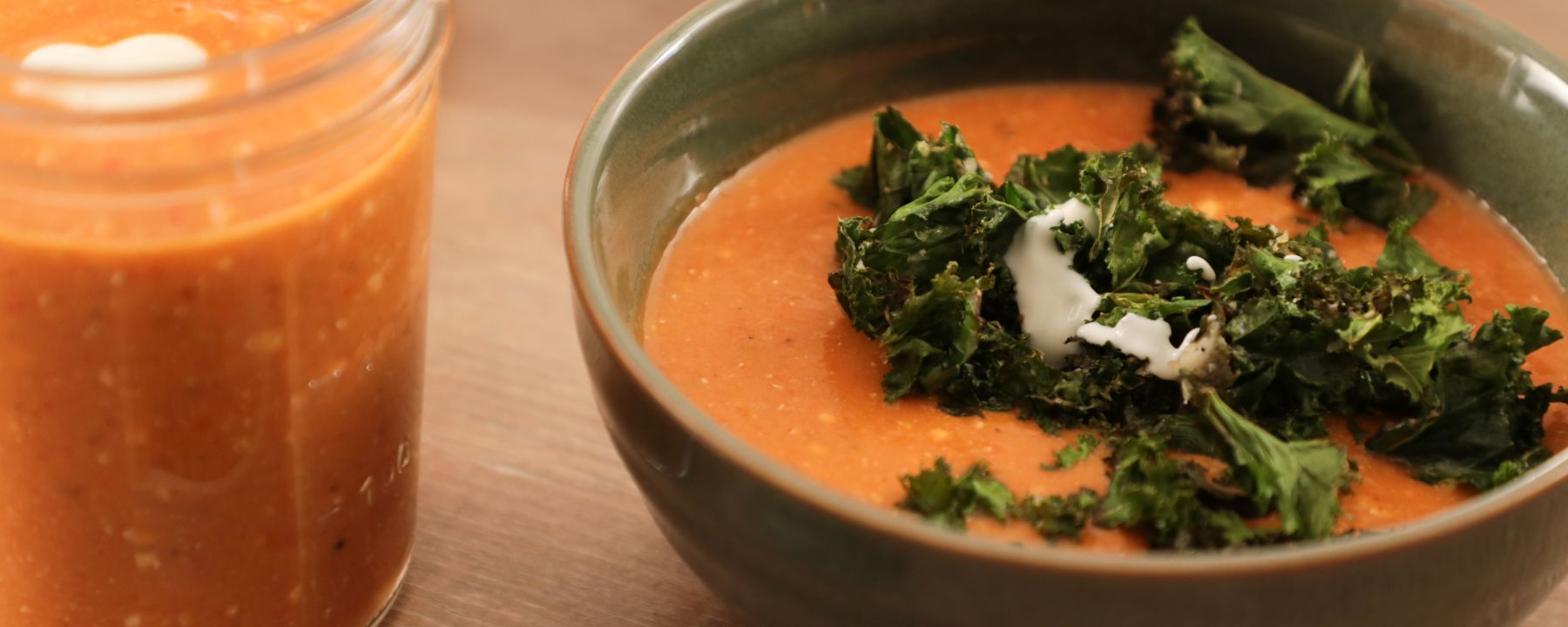 Suppe mit gerösteten Tomaten, Peperoni und Kichererbsen