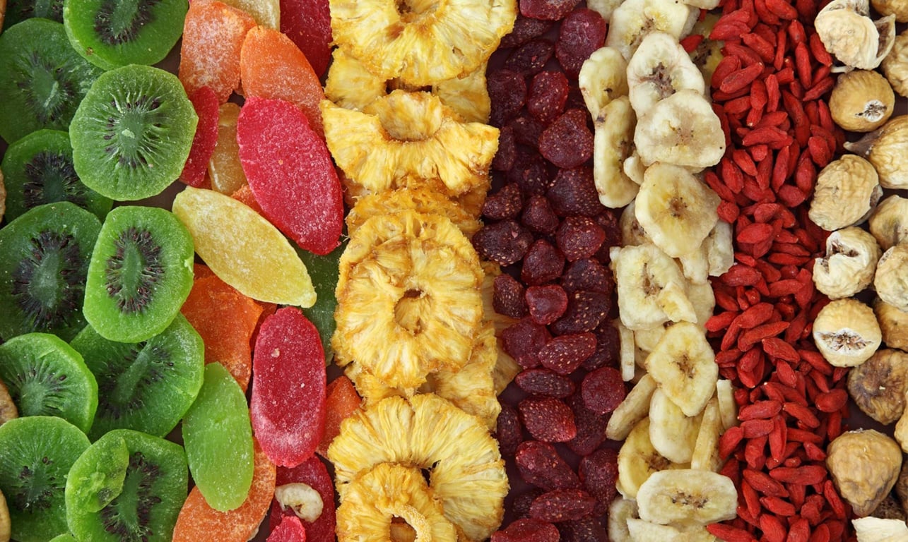 Assorted dried fruits including kiwi, pineapple, banana, strawberry, and goji berries arra