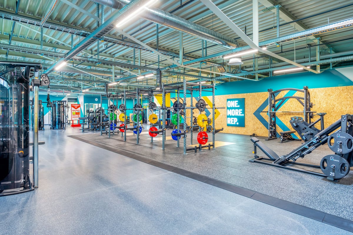 PureGym Martigny: Fitnessstudio mit Kraftgeräten, Freihanteln, Widerstandsbändern und Rasenfläche.