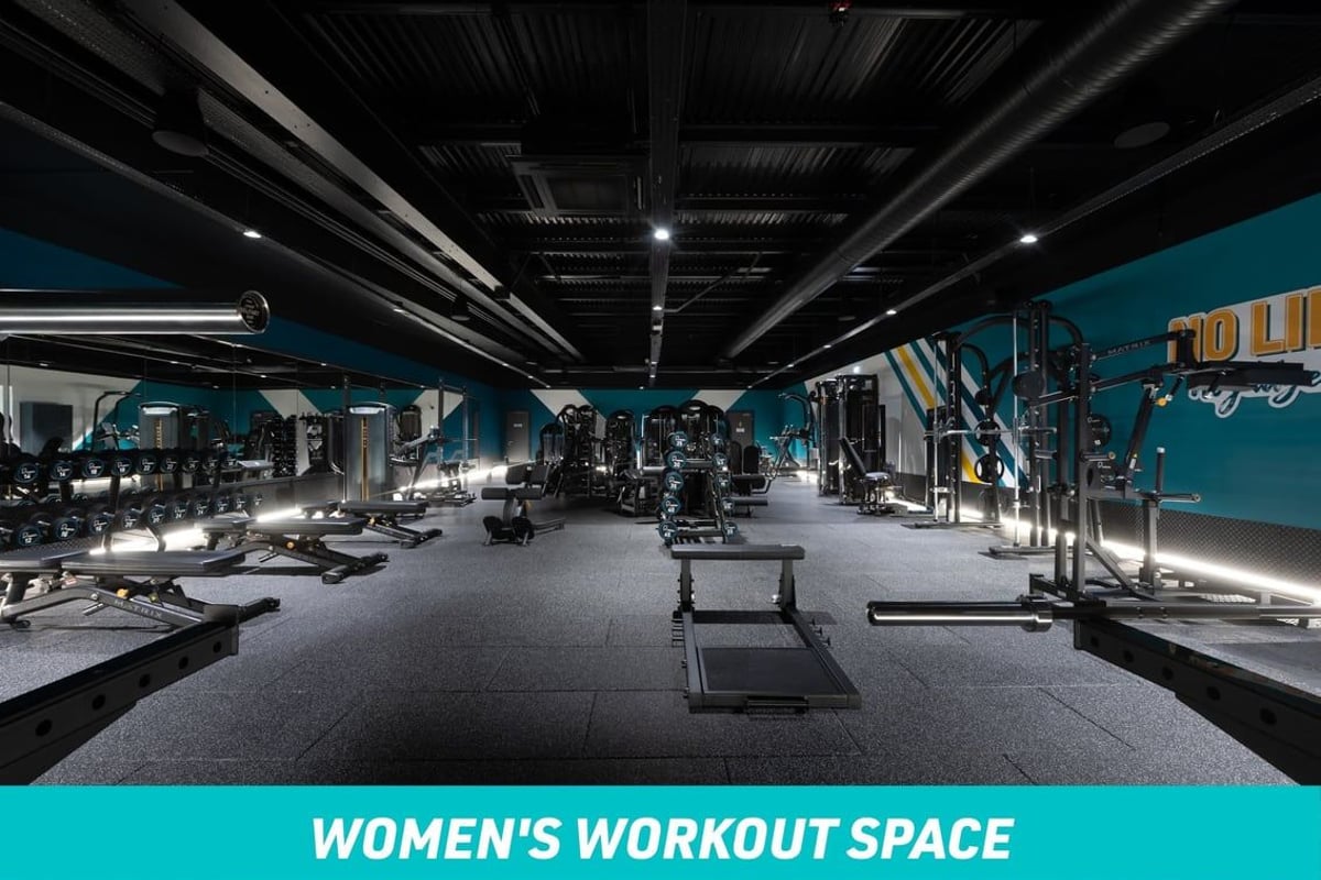 PureGym Manchester Cheetham Hill Women's Workout Space: Range of Free Weights