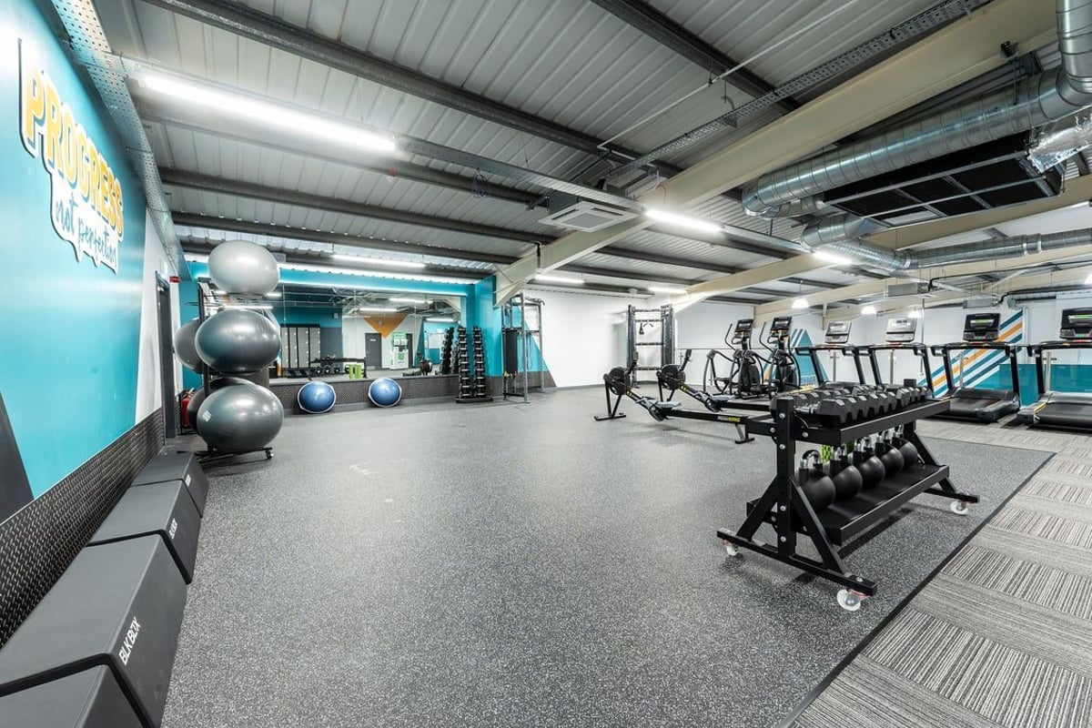 PureGym Macclesfield Silk Road: Gym with weight machines, free weights, stability balls and rubberized floors.