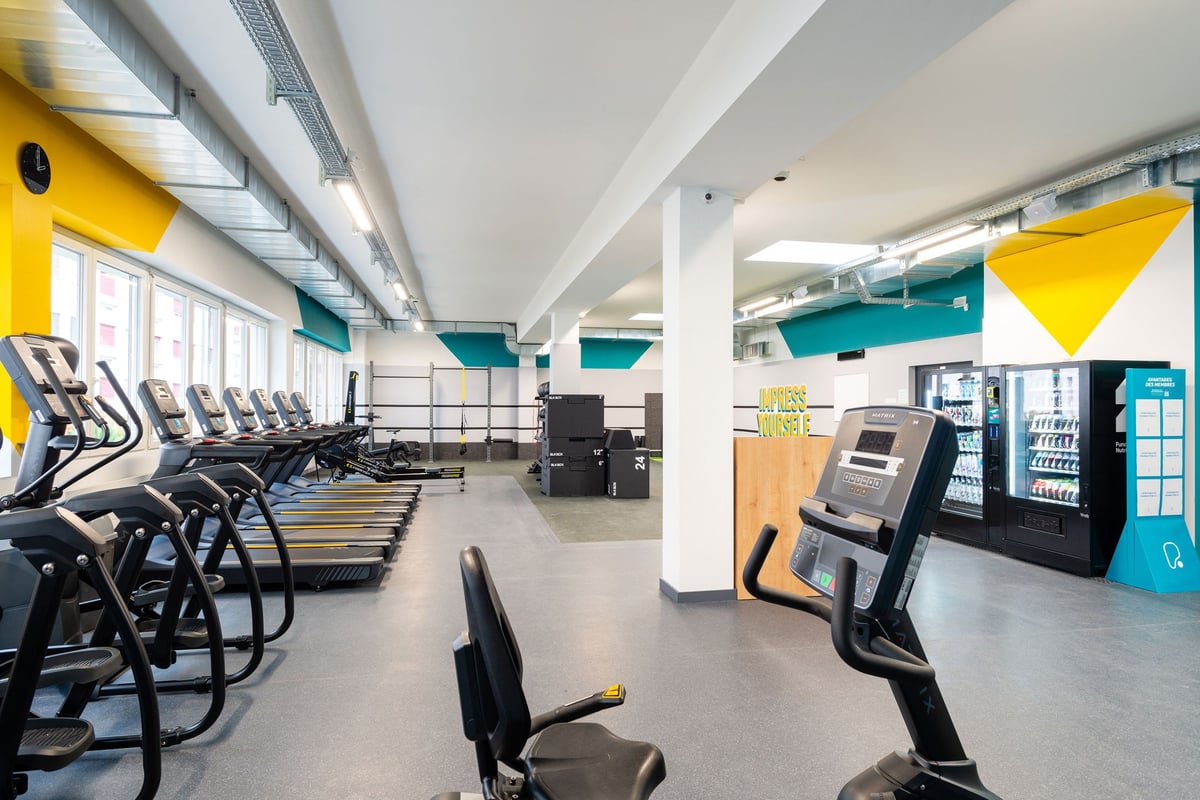 PureGym Vevey: Des rangées de tapis roulants, d'appareils elliptiques et de rameurs.
