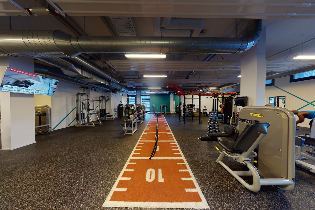 PureGym Chur: Laufbänder, Kraftgeräte, gummierte Bodenbeläge und motivierende Beschilderung.