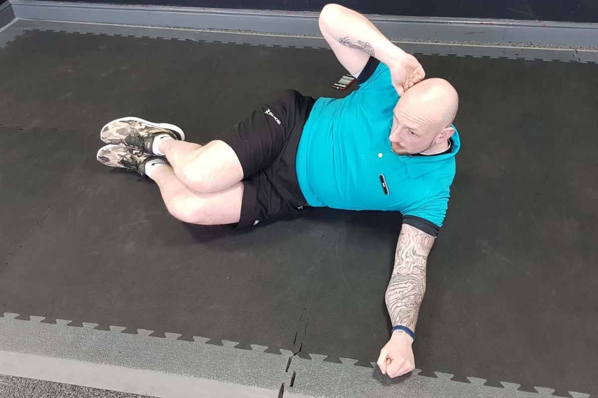 Oblique crunch ab exercise starting position