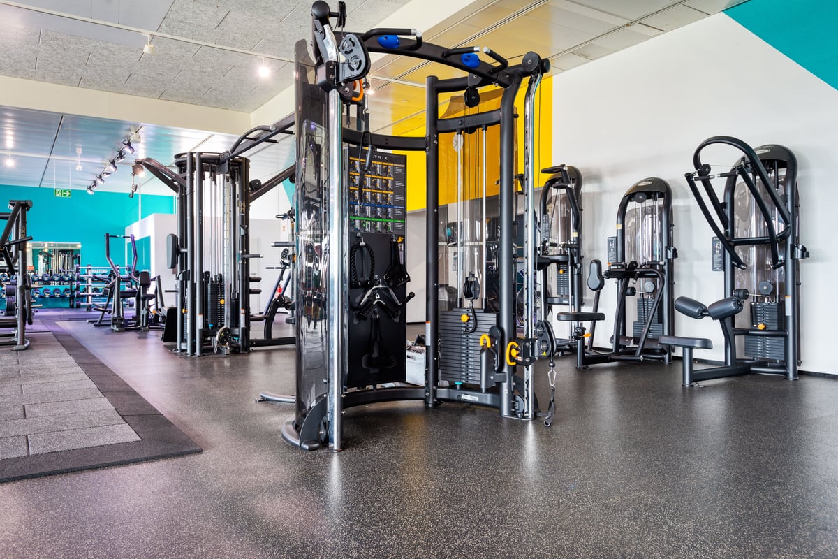 Machines à câbles et appareils de résistance dans le gym