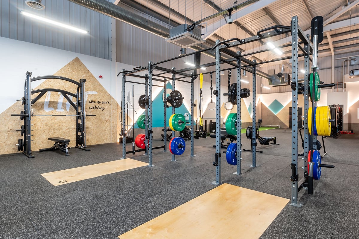 PureGym Spalding: Rig frames, weight plates in various colours, rubberized floor, pull-up bars.