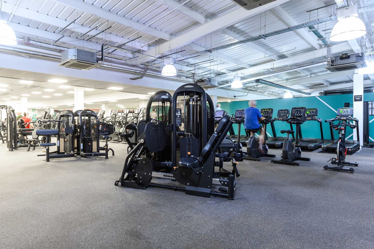 Puregym Glasgow Shawlands:  Fixed pin resistance equipment and cardio machines on a rubberised flooring in spacious gym.