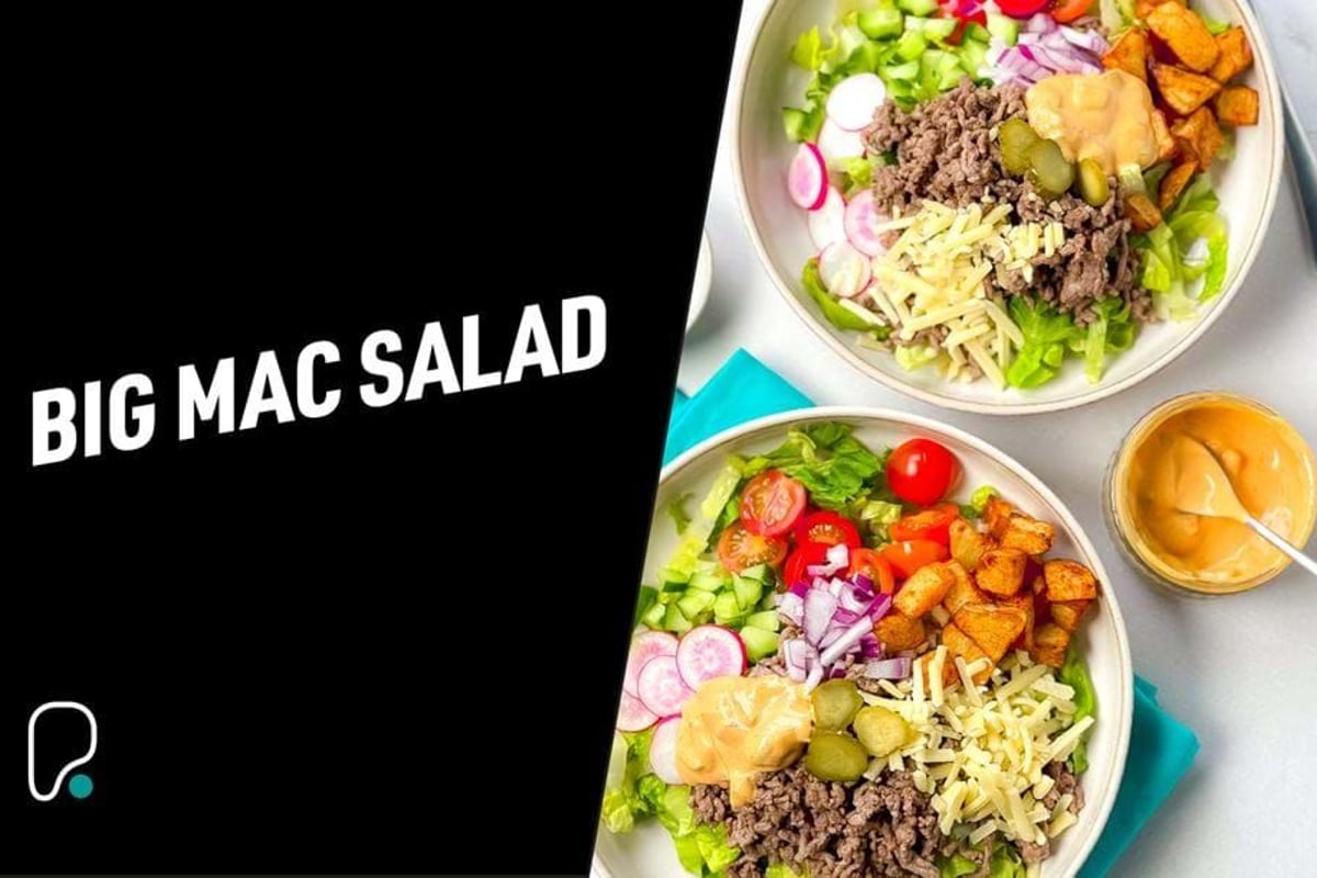 Due ciotole di insalata Big Mac con carne macinata, formaggio, cetrioli e salsa