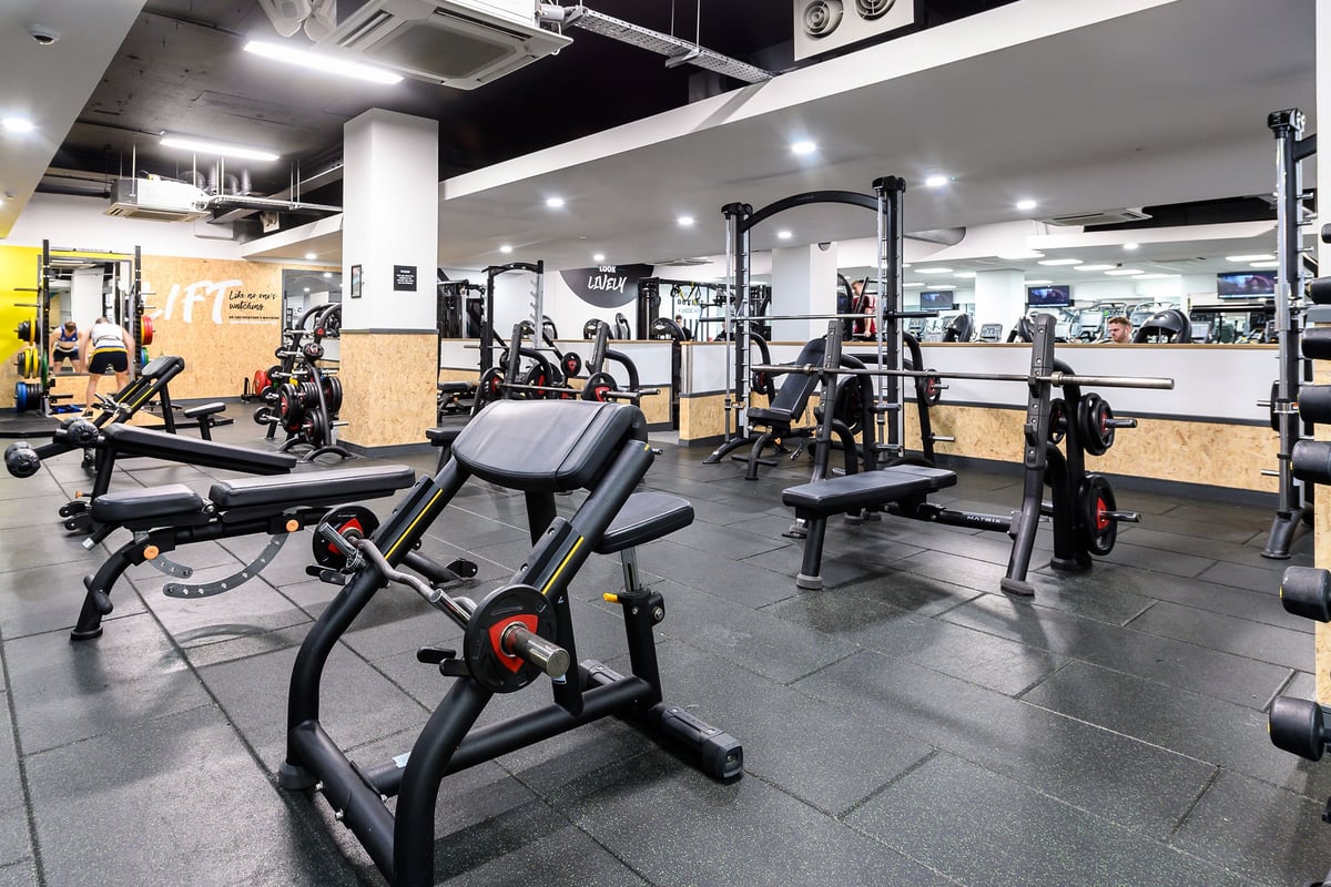 PureGym Oxford Central: Weight benches, resistance machines, squat racks, free weights, and rubberized flooring.