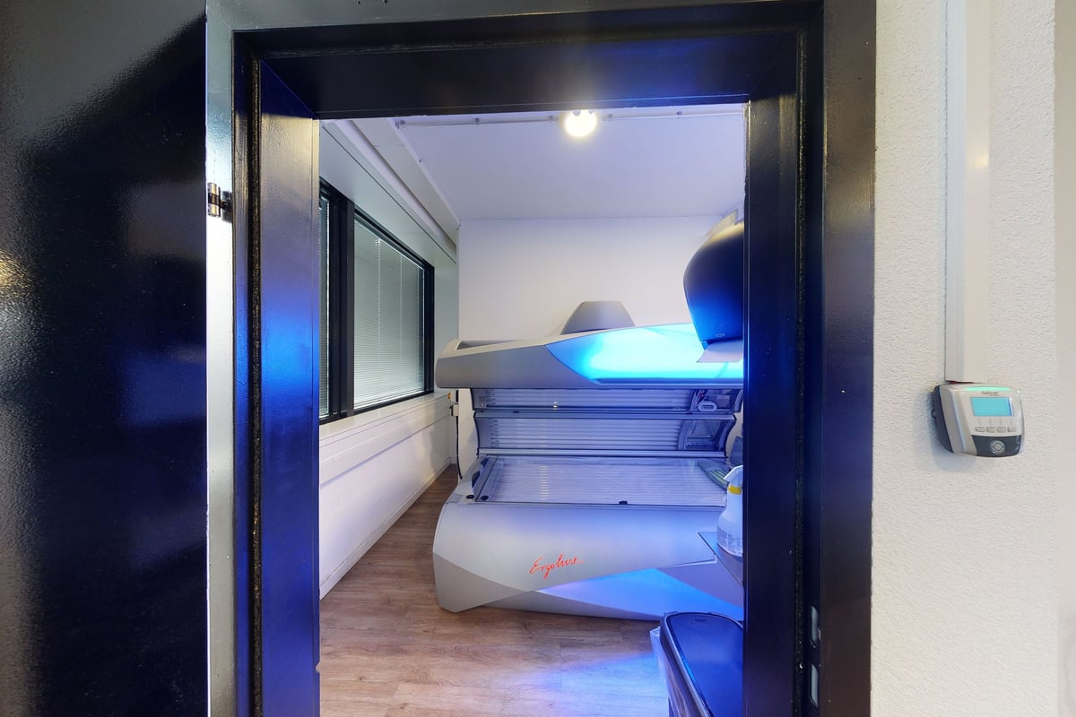PureGym Dietikon: Solarium in a private room.