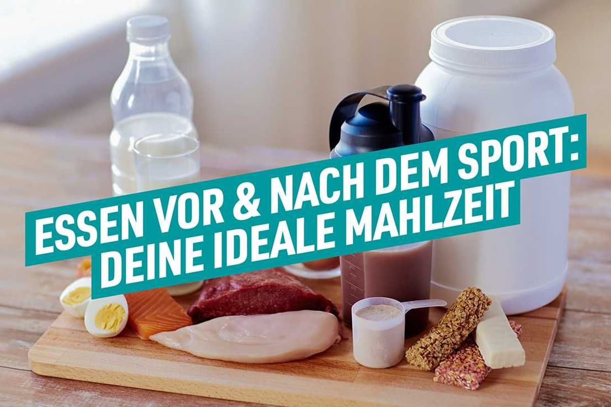 Proteinpulver, Fleisch, Fisch, Eier, Müsliriegel und Getränke auf Holzbrett