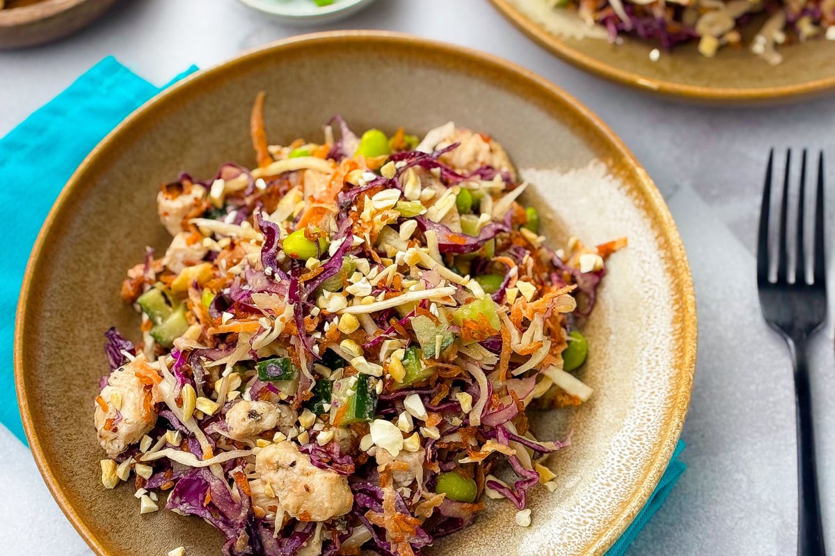 Bratreis und Pouletsalat mit Chili-Tahini-Sauce