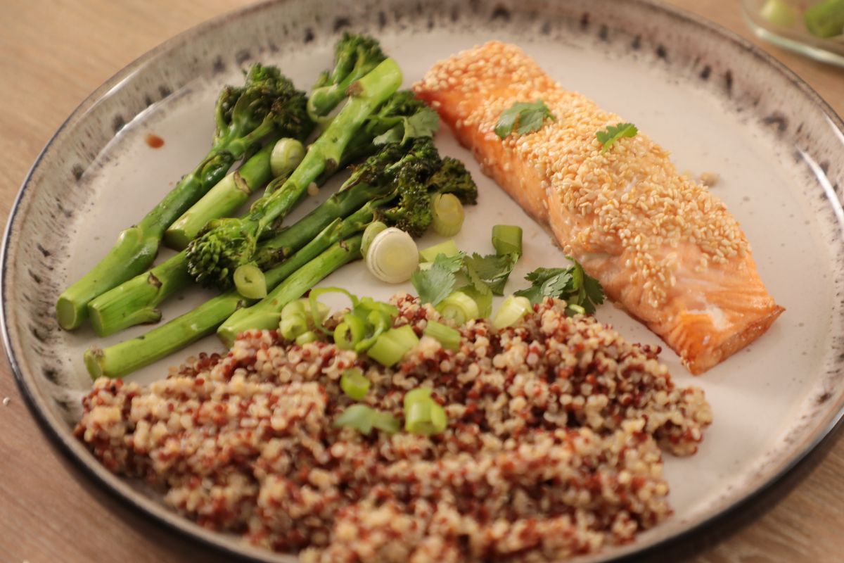 Lachs mit Sesamkruste, Quinoa mit Misobutter und geröstetem Broccoli