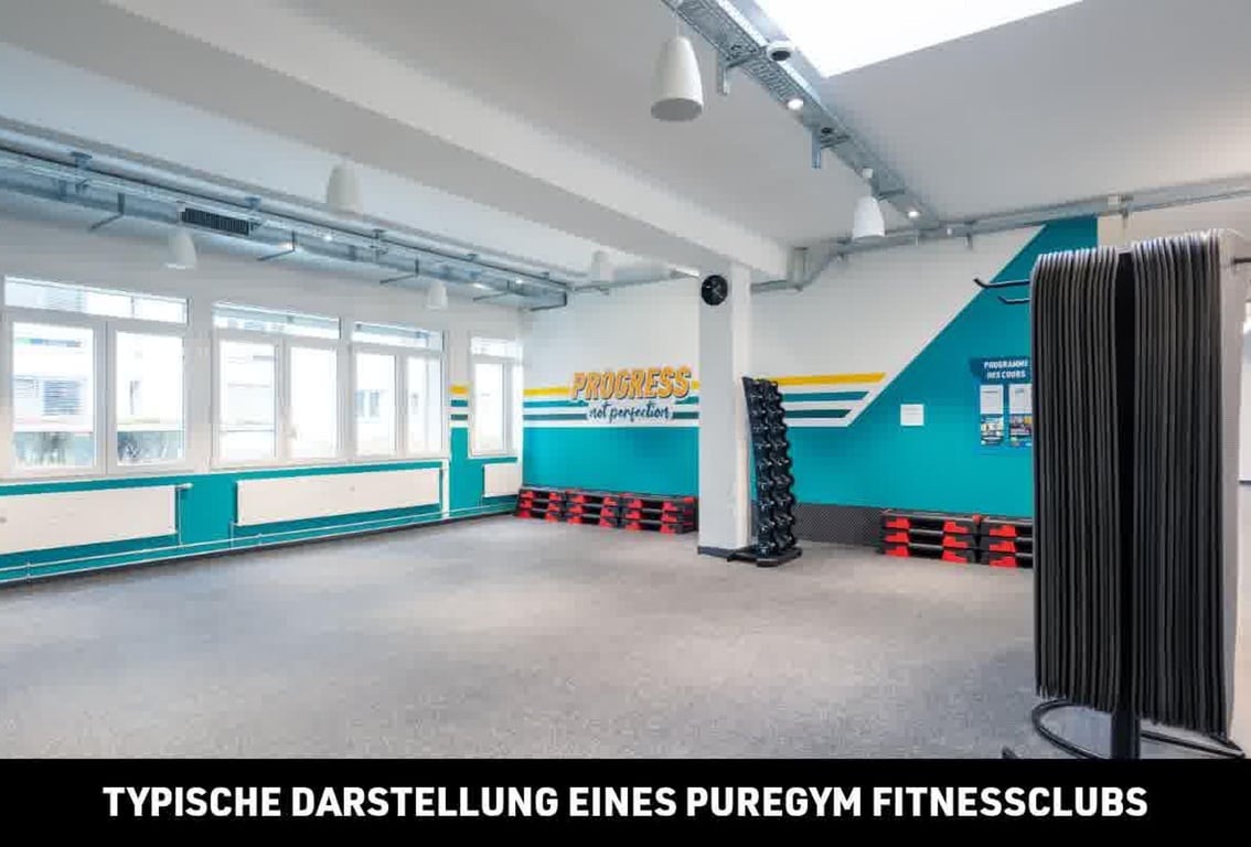 Puregym Altdorf: Hantelständer, Widerstandsbänder, verspiegelte Wand, blaugrüne Akzente, mit Vorhängen versehener Bereich für Privatsphäre.