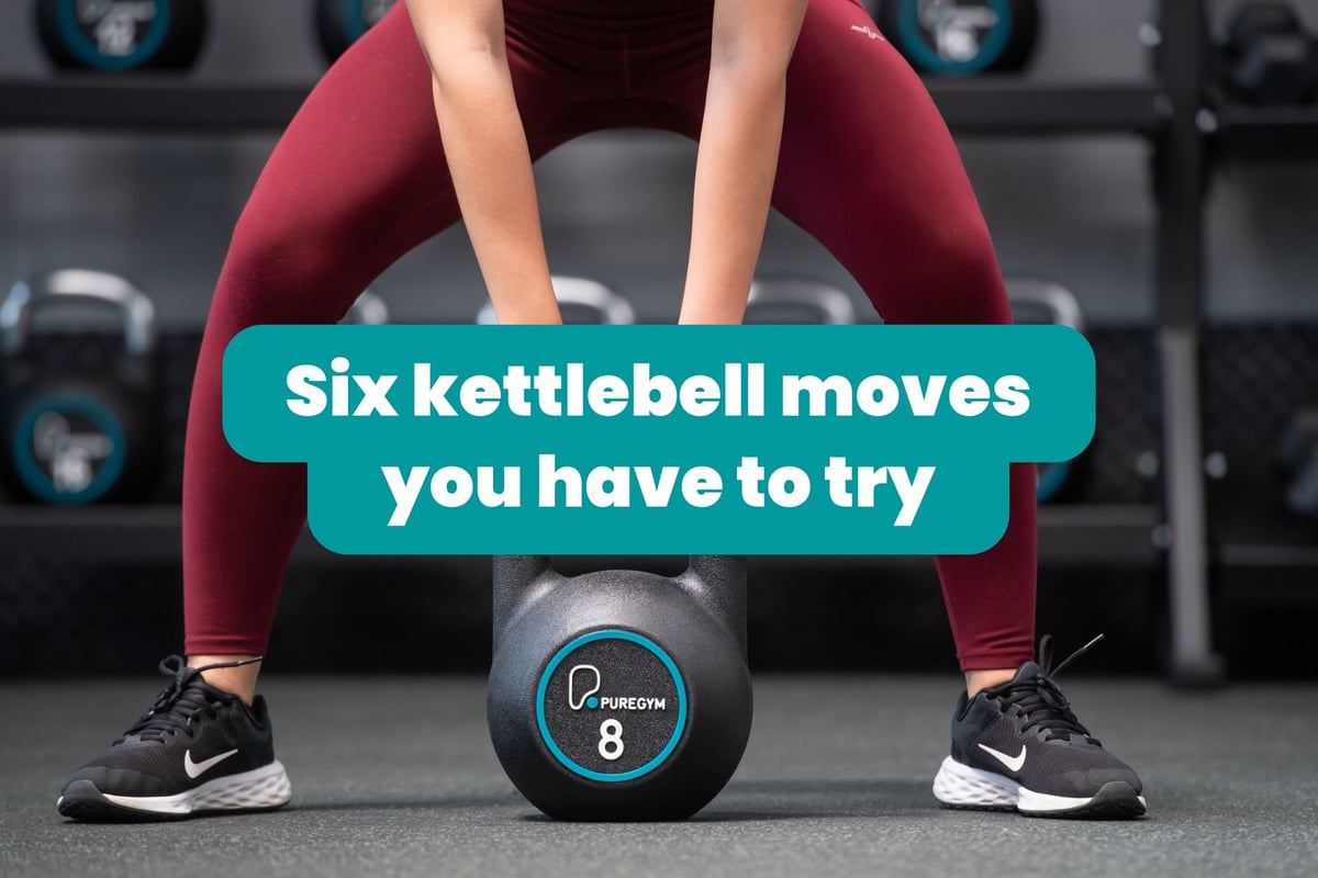 Person in Bordeauxrot-Leggings hält 8kg Kettlebell zwischen den Beinen in Fitnessstudio.