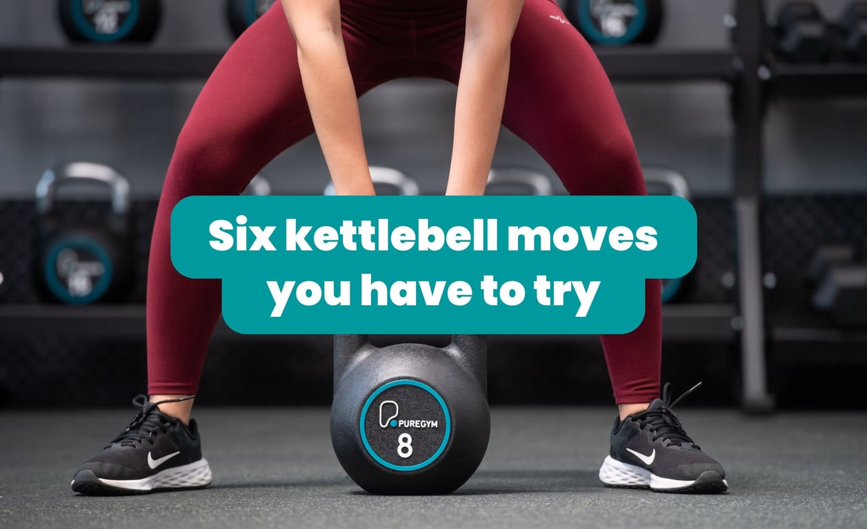 Person in Bordeauxrot-Leggings hält 8kg Kettlebell zwischen den Beinen in Fitnessstudio.