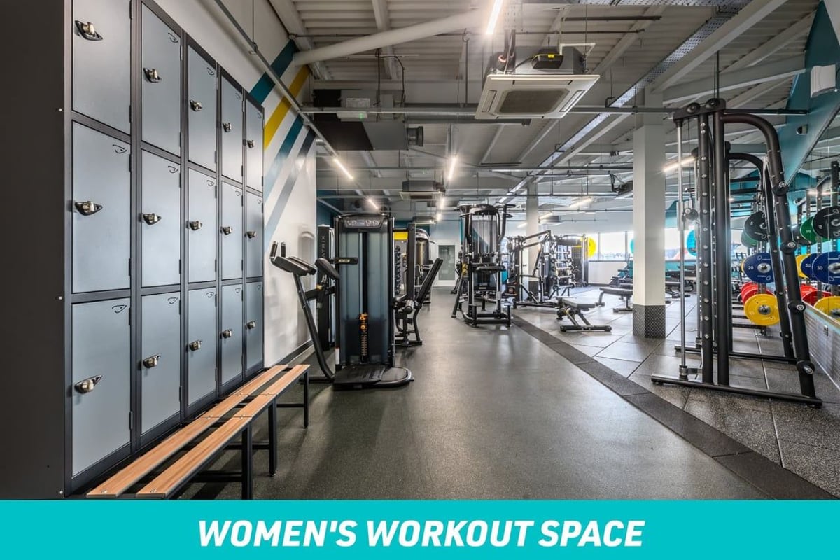 PureGym Aberdeen Shiprow Women's Workout Space: Fixed pin machine, lockers and bench