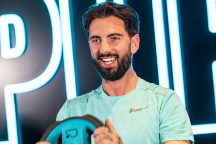 PureGym CH: Ein männlicher Fitnessstudiobesucher hält eine Gewichtsscheibe.