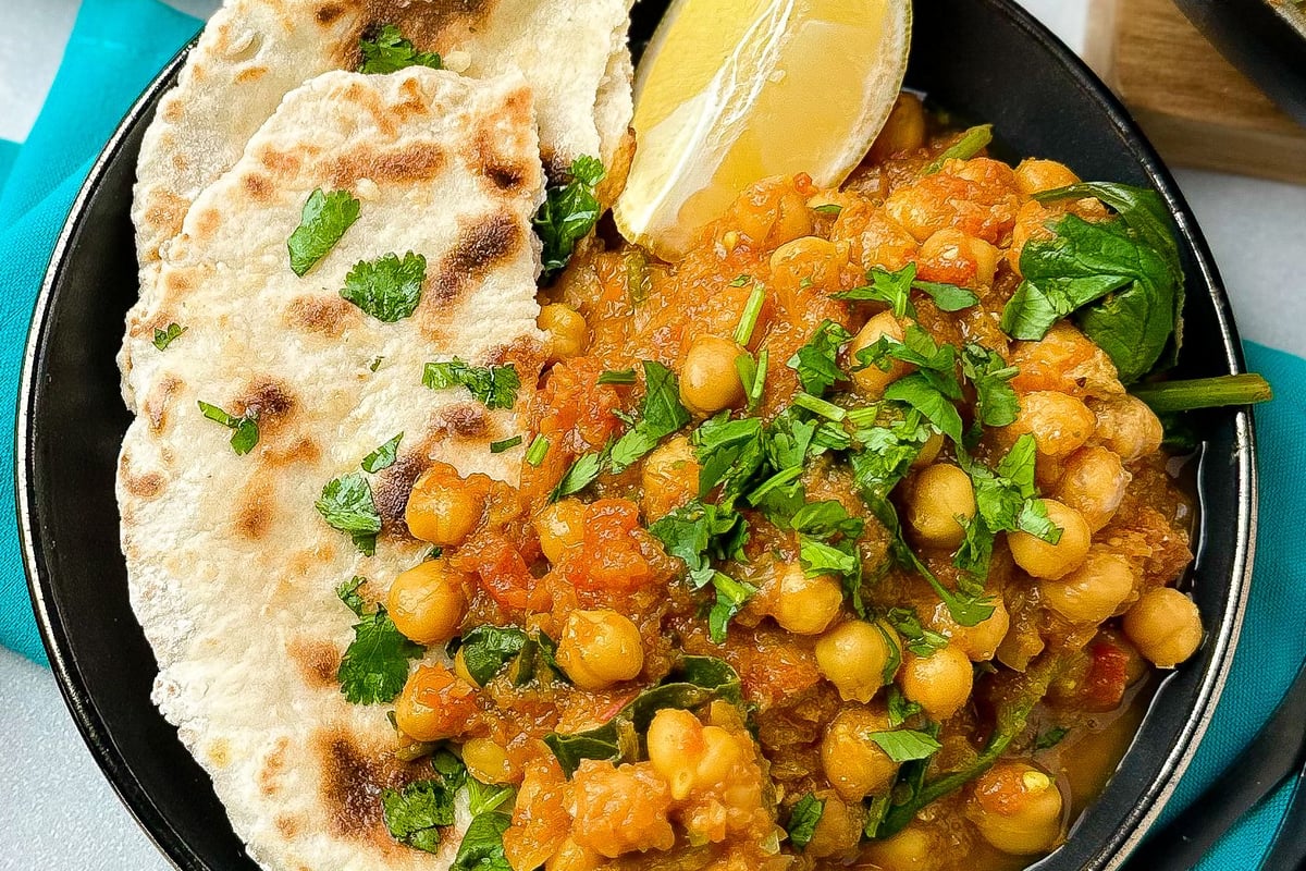 Chana Masala und hausgemachtes Naan