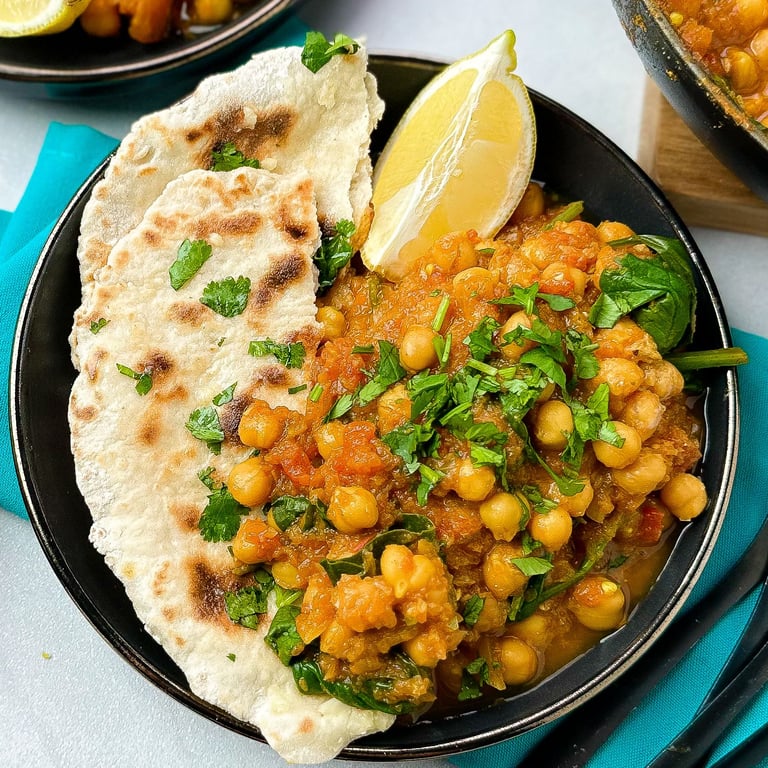Chana Masala und hausgemachtes Naan