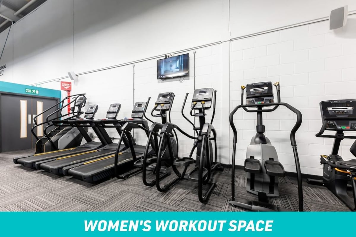 PureGym Birmingham West: Women's Workout Space - cardio machines