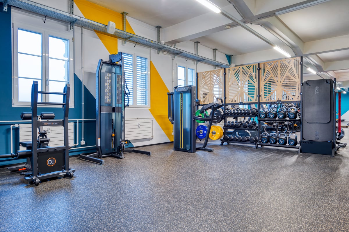 Gym Olten Trainingsbereich mit Kabelzügen, Kurzhanteln und Kettlebells