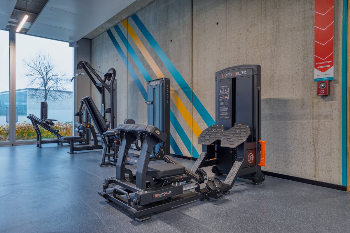 PureGym Zürich Oerlikon:  Steckgewicht‑Maschinen in einem Fitnessstudio
