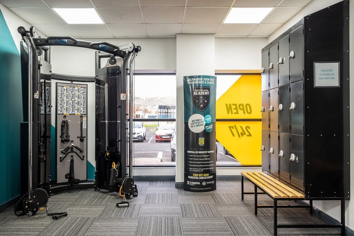 PureGym Belfast Boucher Road: Power rack, cable machine, weight benches, lockers, mirrors in a gym studio.