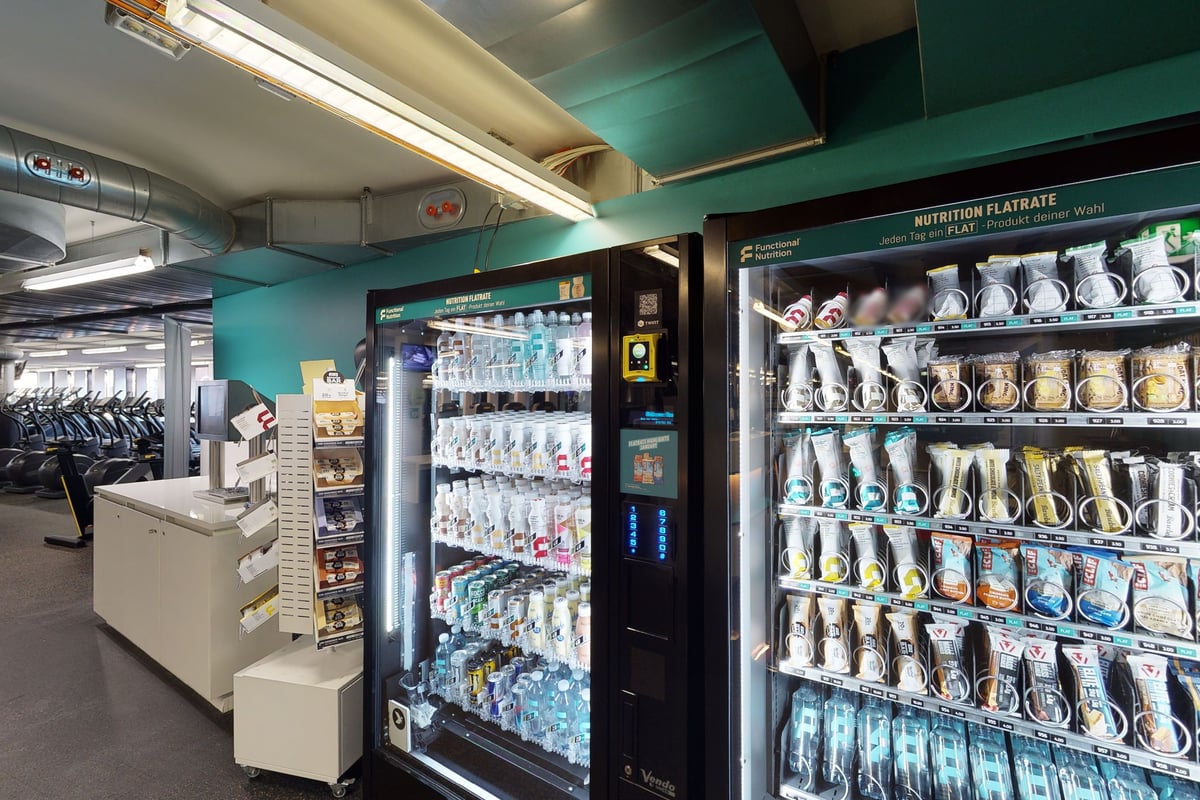 PureGym Basel Clara Huus: Kühlautomaten mit Fitnesszusätzen, Getränken und Trainings-Snacks.