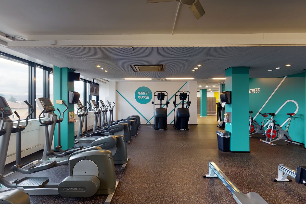 PureGym Dietikon: Rows of treadmills, ellipticals, and exercise bikes.