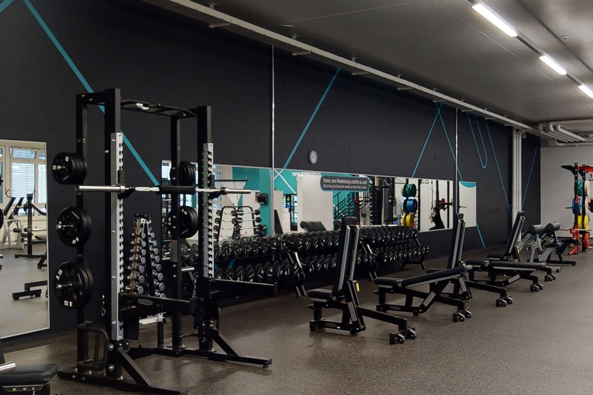 PureGym Kriens: Gym with weight racks, benches, free weights, and mirrors along walls.