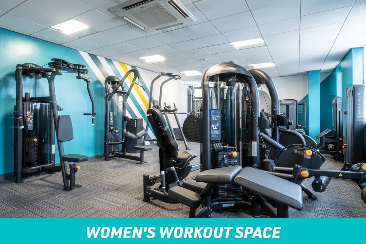 PureGym London Enfield Women's Workout Space: fixed pin machines