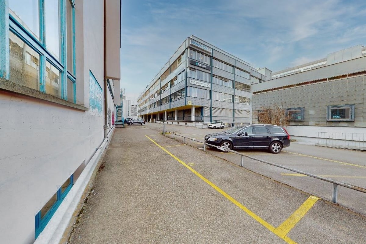 PureGym Altstetten: Im Aussenbereich des Fitnessbereichs befinden sich Parkplätze vor dem Gebäudeeingang.