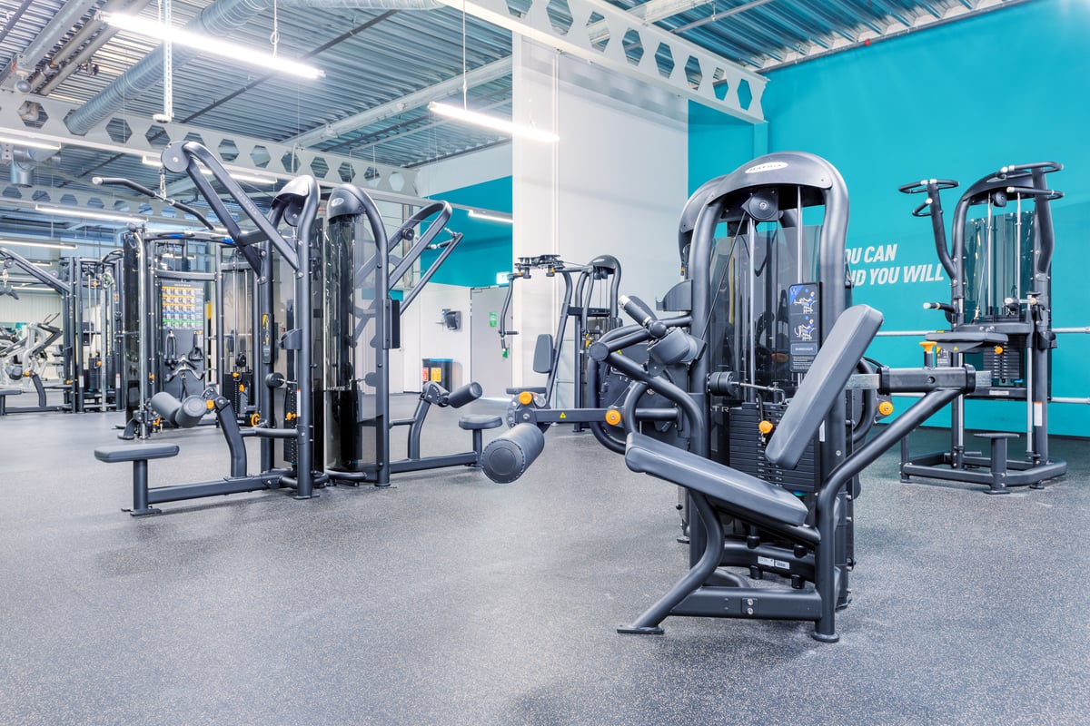 Gym Oftringen resistance machines area with cable and pin-loaded equipment