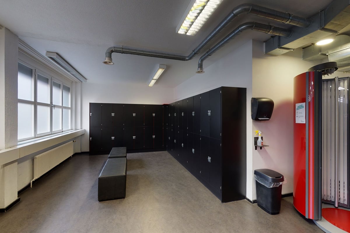 PureGym Zürich Lochergut: Des rangées de casiers et de bancs.
