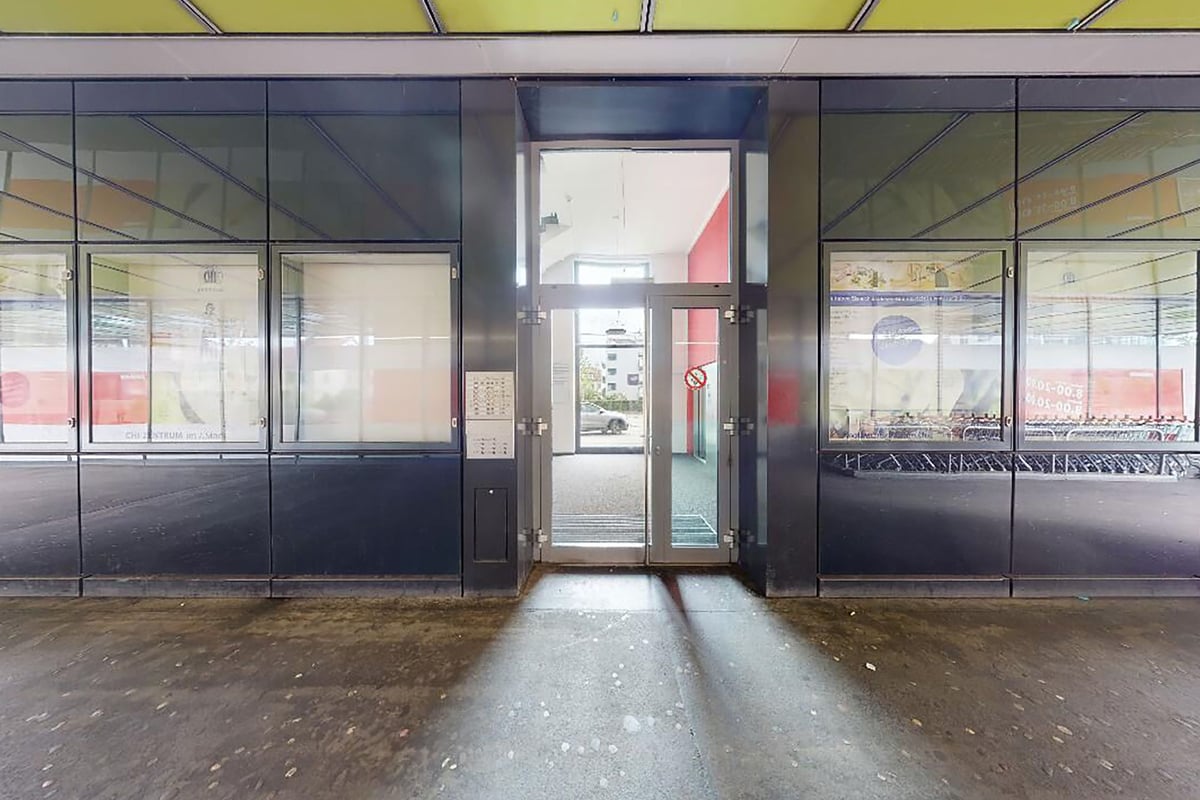 PureGym Dietikon: Entryway to PureGym building.
