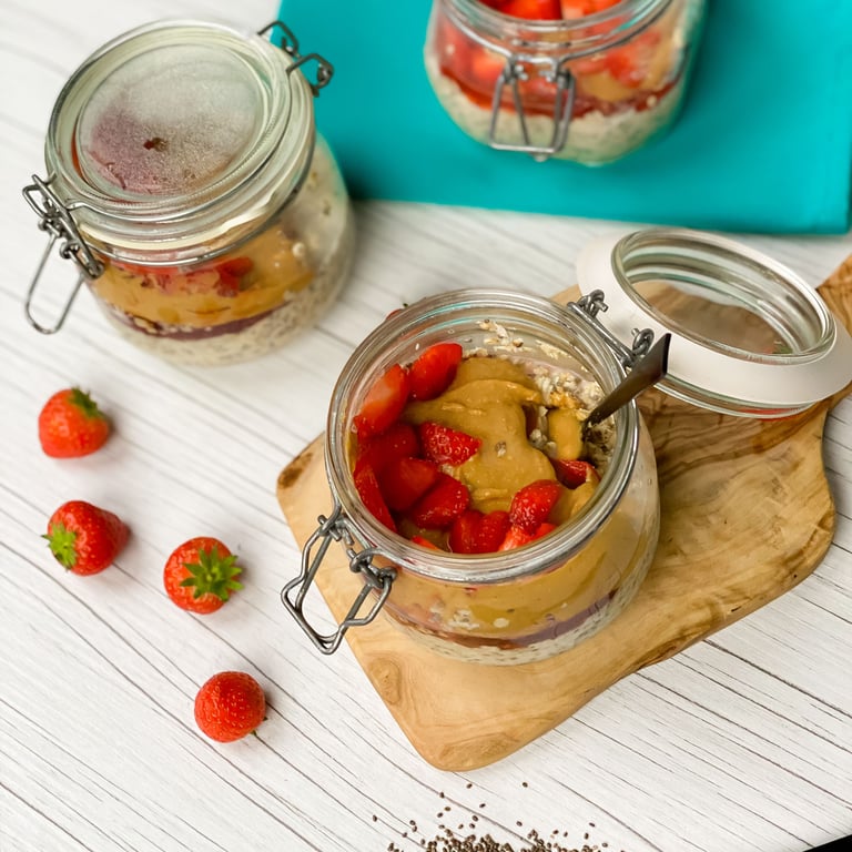 Erdnussbutter und Gelee-Overnight Oats Rezept