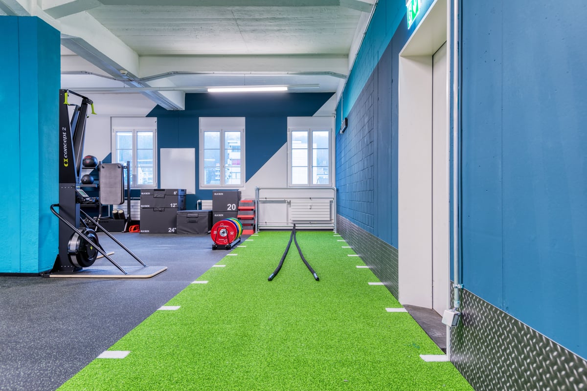 Gym Olten Funktionsbereich mit Kunstrasen, Battle Ropes und Plyoboxen
