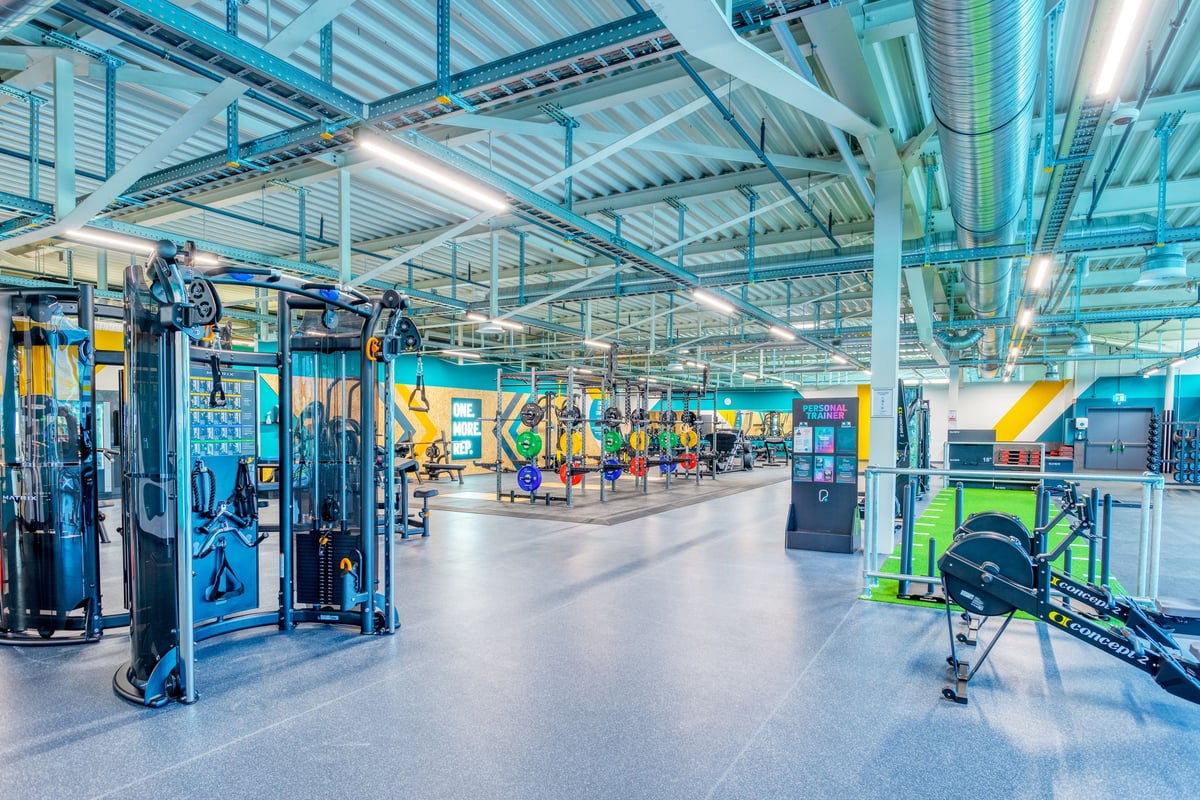 PureGym Martigny: Umfangreiches Fitnessstudio mit Kabel- und Rudergeräten sowie Gewichthebergeräten.