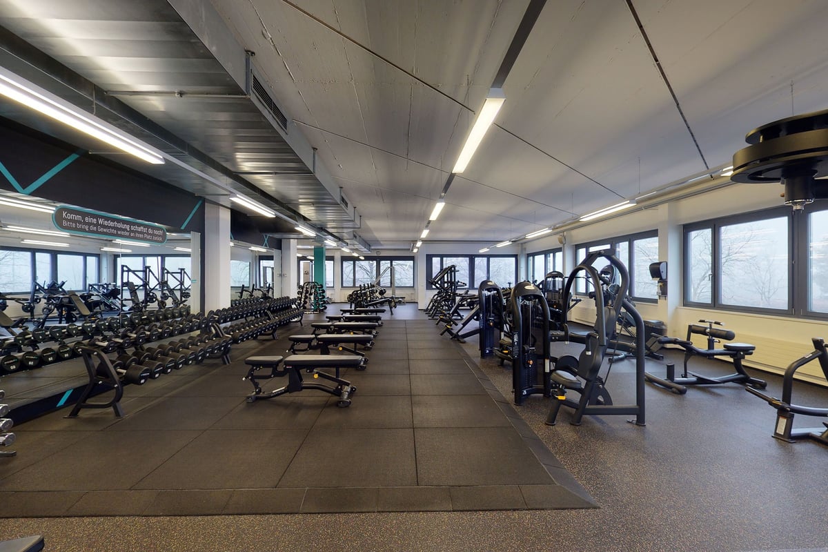 PureGym Uster: Des rangées d'appareils de musculation, de bancs et d'haltères.