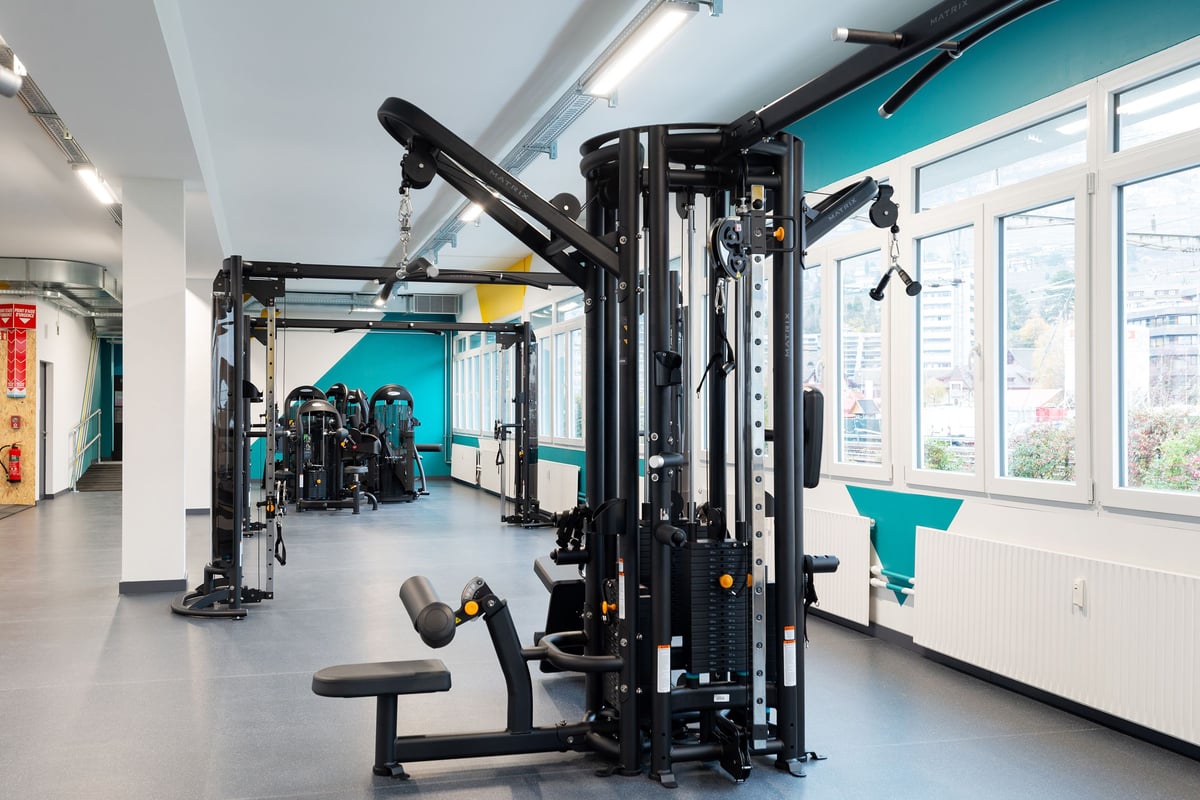 PureGym Vevey: Des rangées d'appareils de musculation, de bancs et d'haltères.