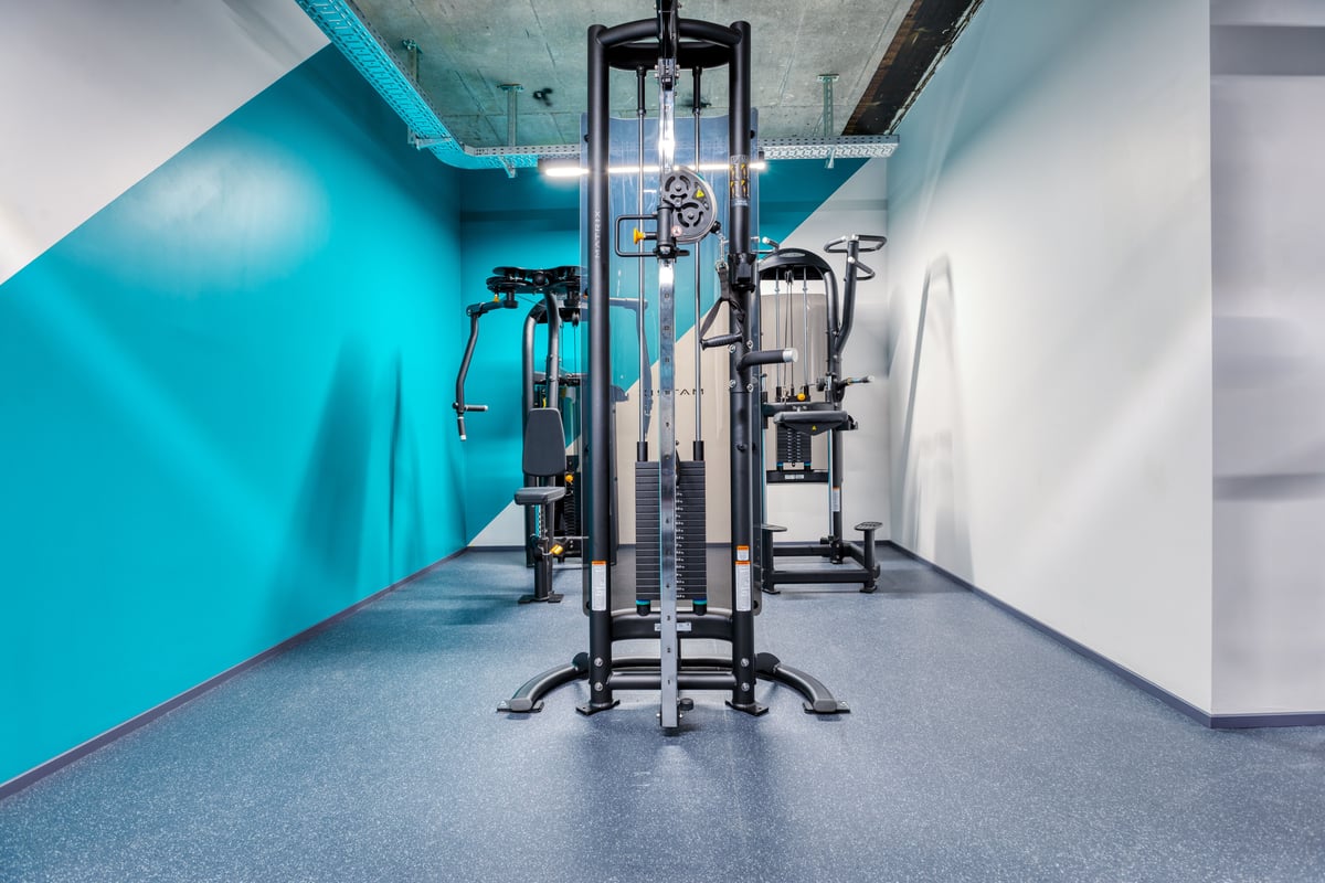Une vue rapprochée d'une machine à câbles noire dans une gym