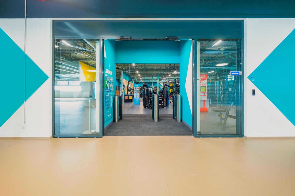 PureGym Martigny: Eingang zum Fitnessstudio mit Eingangstoren.