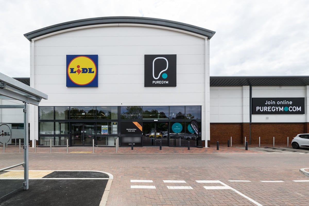 PureGym Nottingham Castle Marina: Lidl and PureGym storefronts, parking lot with walkway markings.