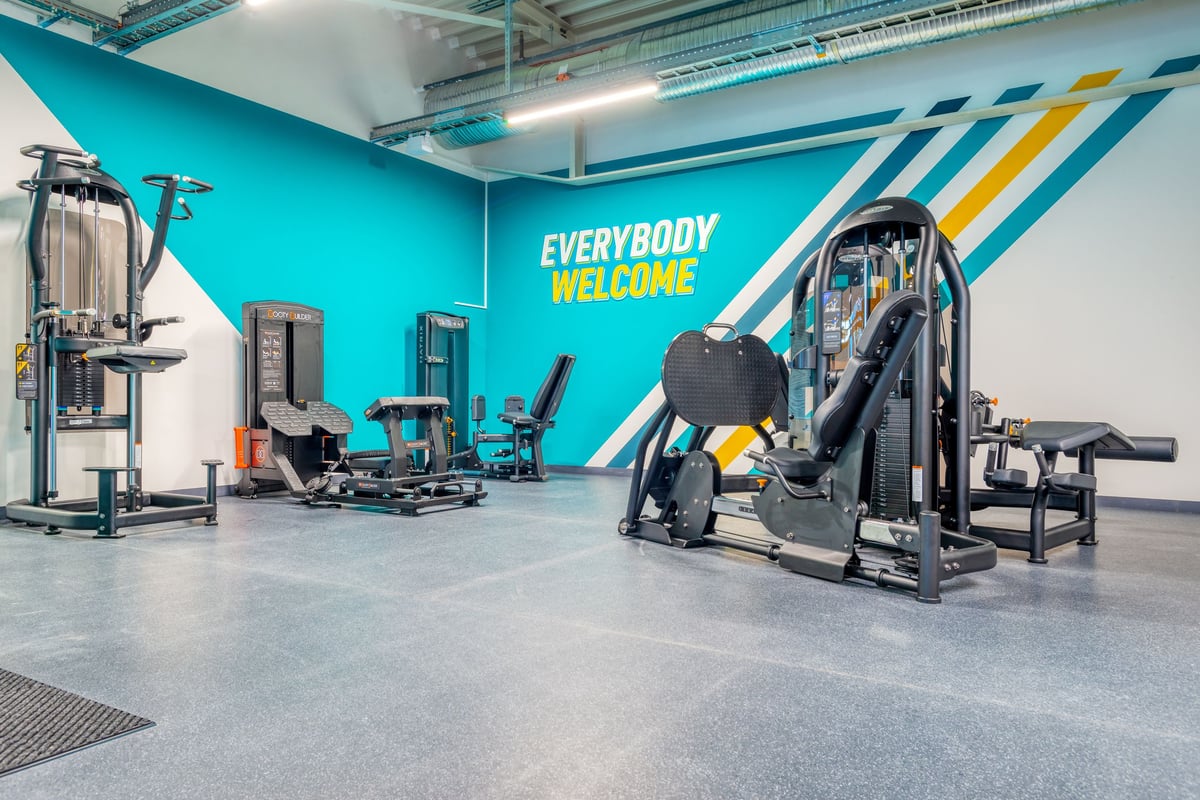 PureGym Martigny: Trainingsgeräte wie Kraftgeräte, Bänke und gummierte Fussböden.