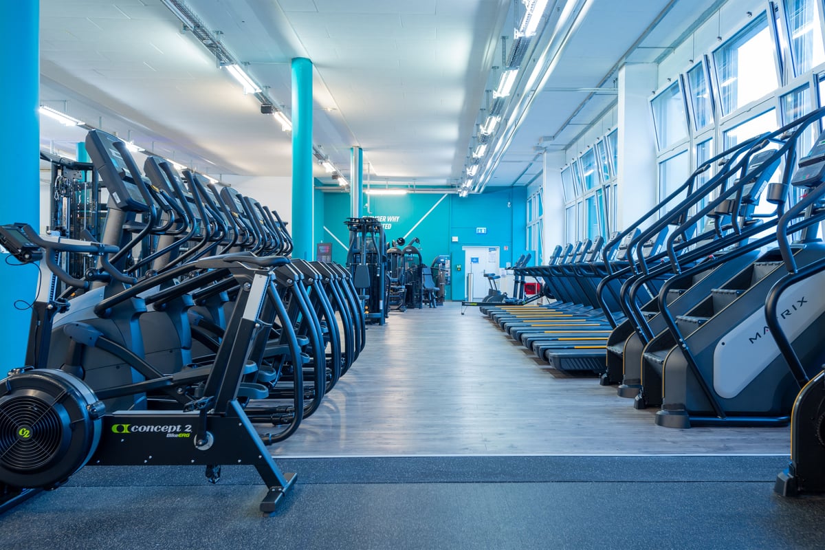 Gym Jona Cardioraum mit Fahrrädern, Laufbändern und Stairclimbern