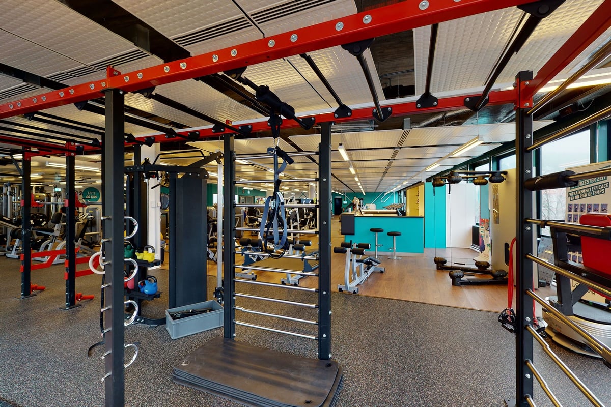 PureGym Biel Bienne: Supports de musculation, barres, plaques, machines de résistance et sols caoutchoutés.