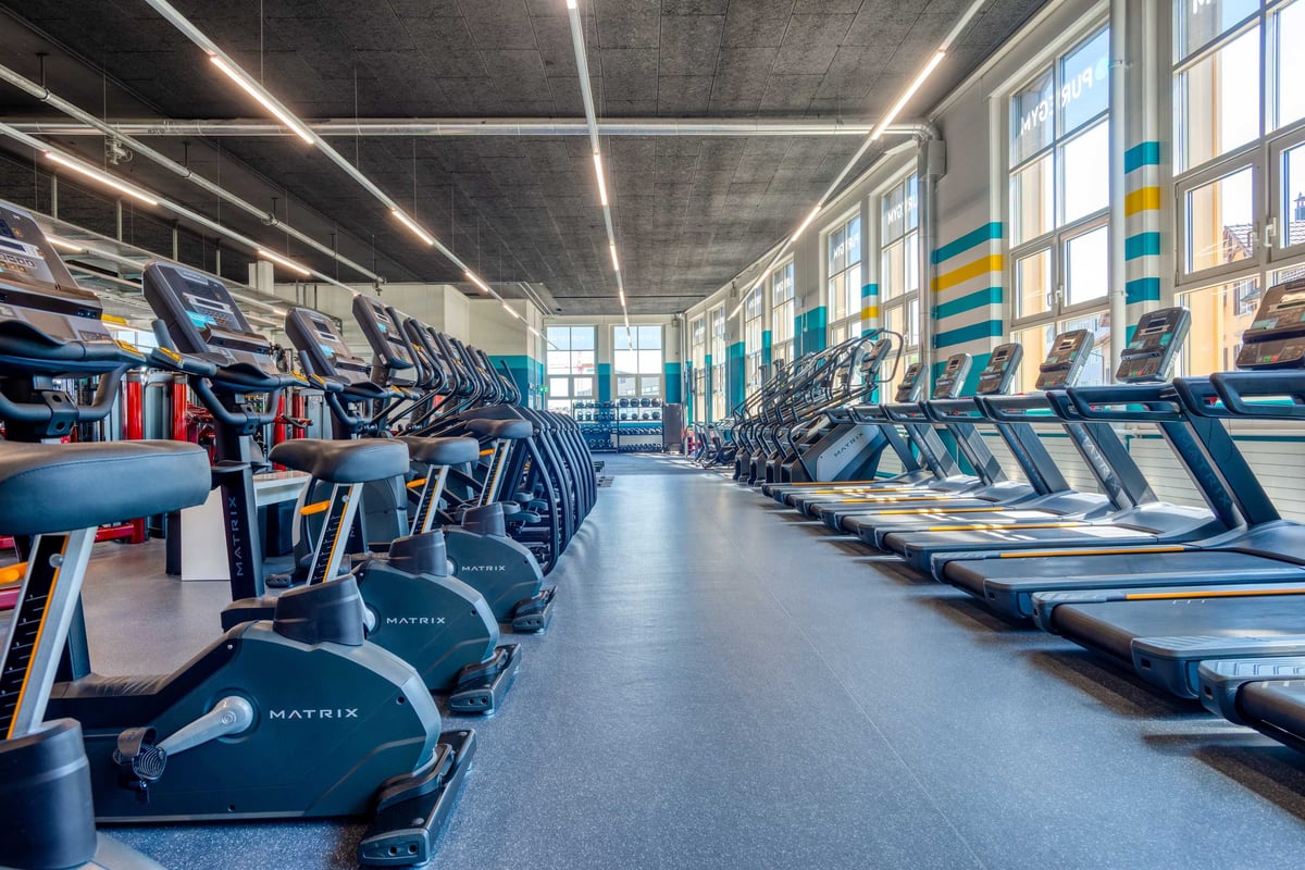 PureGym Horgen cardio area with treadmills and bikes