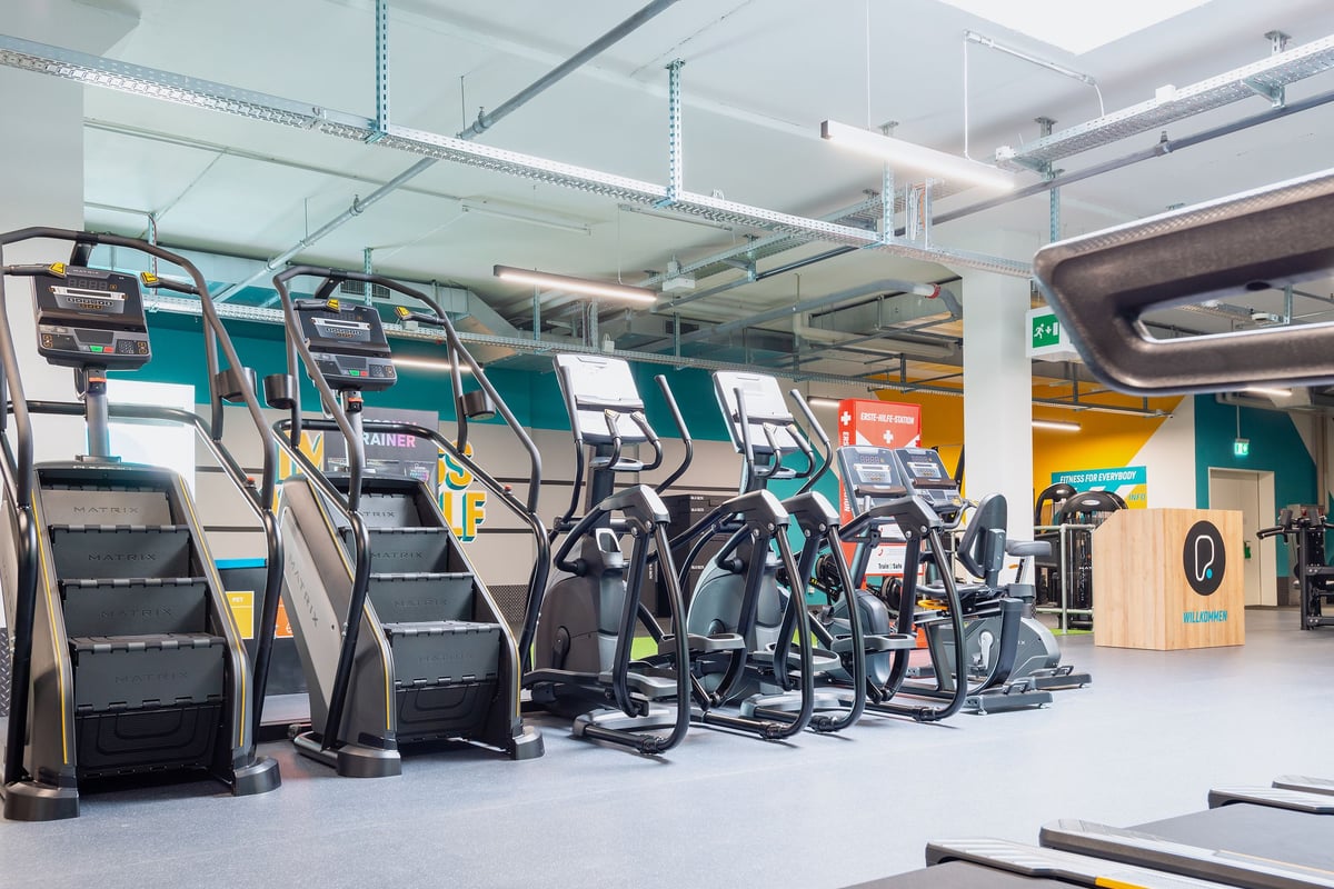 PureGym Wil: Des rangées de tapis roulants, d'appareils elliptiques et d'autres appareils de cardio-training.